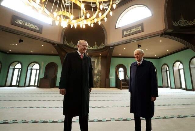 Erdoğan ve Bahçeli, Adnan Menderes'in yargılandığı Yassıada Mahkemesi'ni ziyaret etti Erdoğan ve Bahçeli, Adnan Menderes'in yargılandığı Yassıada Mahkemesi'ni ziyaret etti