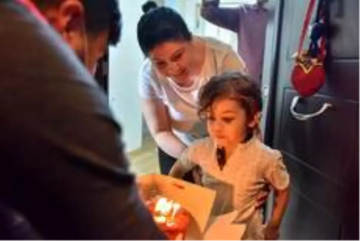 Evlerinde kalan çocuklara doğum günü sürprizi