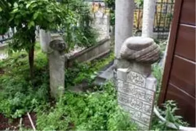 Fatih'teki 170 adet Nimel Ceyş Kabri'nin bakım ve temizleme çalışmaları devam ediyor Fatih'teki 170 adet Nimel Ceyş Kabri'nin bakım ve temizleme çalışmaları devam ediyor