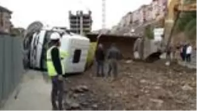 Freni patlayan kamyon önce yakıt yüklü tankerle çarpıştı, sonra devrildi Freni patlayan kamyon önce yakıt yüklü tankerle çarpıştı, sonra devrildi