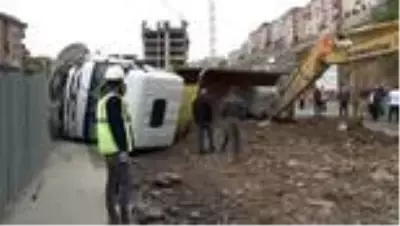 Freni patlayan kamyon önce yakıt yüklü tankerle çarpıştı, sonra devrildi