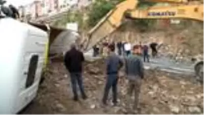 Freni patlayan kamyon önce yakıt yüklü tankerle çarpıştı, sonra devrildi