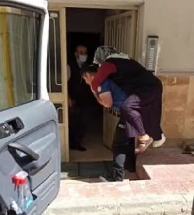 Hasta kadını polis sırtında taşıdı