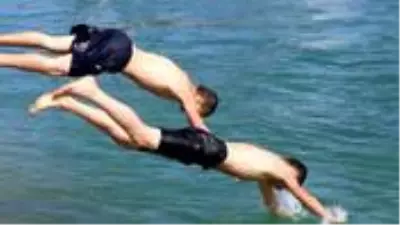İç savaştan kaçan çocuklar, sulama kanalında ölümüne serinliyor İç savaştan kaçan çocuklar, sulama kanalında ölümüne serinliyor