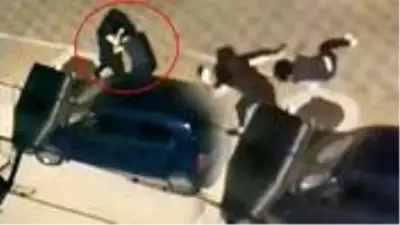 Genç kızlar sokak ortasında birbirlerine girdi, mahalleli camlara döküldü Genç kızlar sokak ortasında birbirlerine girdi, mahalleli camlara döküldü