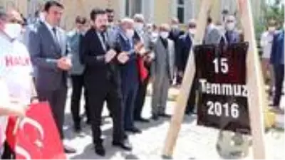 İlginç anma töreni! Bu kez darağacına darbeler asıldı İlginç anma töreni! Bu kez darağacına darbeler asıldı