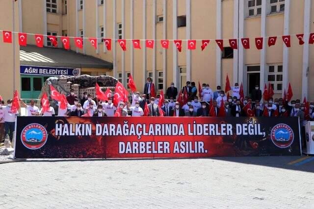 İlginç anma töreni! Bu kez darağacına darbeler asıldı İlginç anma töreni! Bu kez darağacına darbeler asıldı
