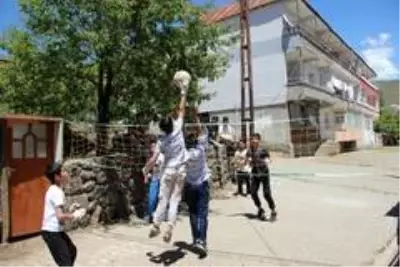 İnşaat ipini file yapan çocuklar, futbol topuyla voleybol oynadı