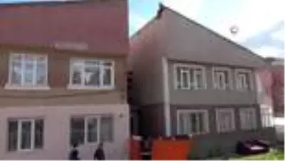 İntihar etmek için iki katlı binaya çıkan şahsı meraklı vatandaşlar sosyal medyadan canlı yayınladı