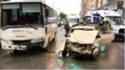 İşçi servisi ile otomobil çarpıştı: 5 yaralı
