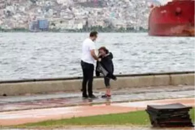 İzmir'de yağmur yağdı, çocuklar iznin keyfini çıkaramadı İzmir'de yağmur yağdı, çocuklar iznin keyfini çıkaramadı
