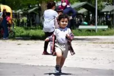 Kars'ta çocuklar gönüllerince eğlendi Kars'ta çocuklar gönüllerince eğlendi