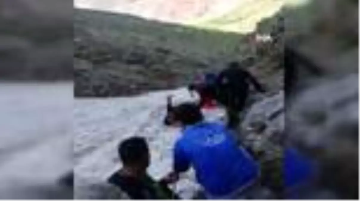 Kayalıklardan düşen şahıs kurtarıldı