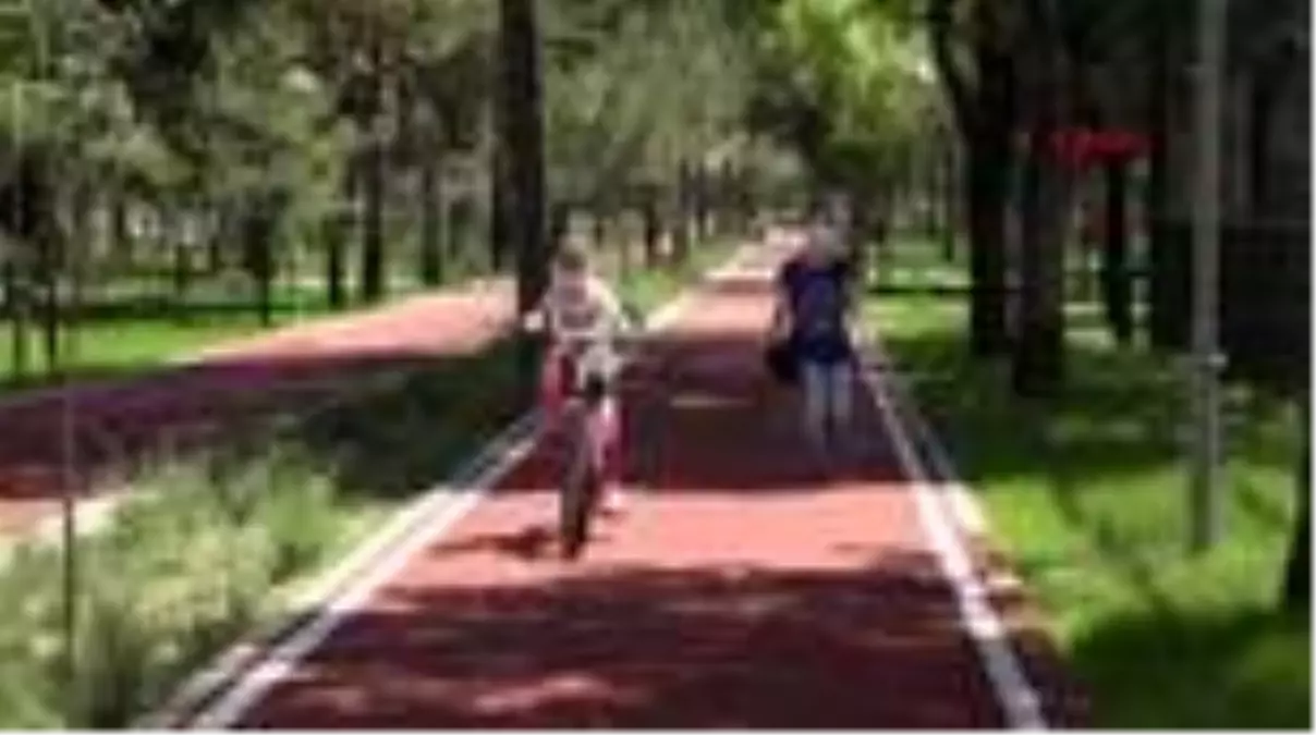 Kayseri'de, çocuklar parklarda doyasıya eğlendi