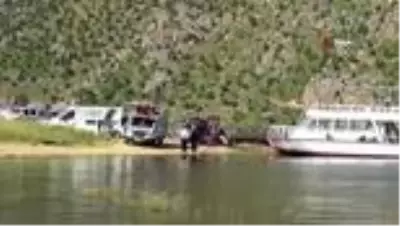 Kısıtlama 4 saatliğine kaldırıldı, Siirtli çocuklar su kenarına akın etti Kısıtlama 4 saatliğine kaldırıldı, Siirtli çocuklar su kenarına akın etti