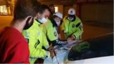 Sokağa çıkma kısıtlamasının bitimine dakikalar kala ceza yiyen adam, 'Yapmayın eşim beni boşar' diye yalvardı Sokağa çıkma kısıtlamasının bitimine dakikalar kala ceza yiyen adam, 'Yapmayın eşim beni boşar' diye yalvardı