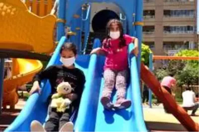 Mardin'de 3'üncü kez sokağa çıkan çocuklar parklara koştu Mardin'de 3'üncü kez sokağa çıkan çocuklar parklara koştu