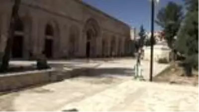 Mardin’de 800 yıllık tarihi camide ibadet öncesi temizlik ve dezenfekte çalışması yapıldı
