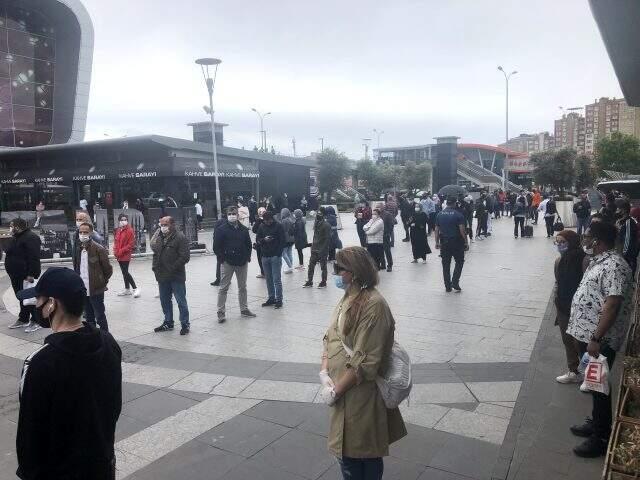 Ne yağmur dinlediler ne korona! AVM önünde metrelerce kuyruk oluştu Ne yağmur dinlediler ne korona! AVM önünde metrelerce kuyruk oluştu