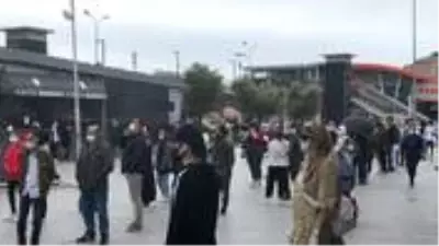 Ne yağmur dinlediler ne korona! AVM önünde metrelerce kuyruk oluştu Ne yağmur dinlediler ne korona! AVM önünde metrelerce kuyruk oluştu