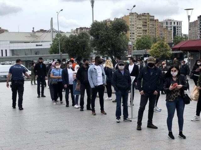 Ne yağmur dinlediler ne korona! AVM önünde metrelerce kuyruk oluştu Ne yağmur dinlediler ne korona! AVM önünde metrelerce kuyruk oluştu