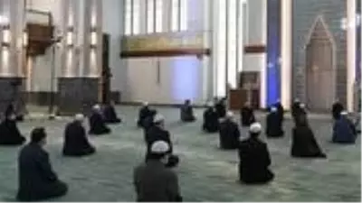 Normalde 1 buçuk saat süren Cuma namazı Antalya'da 20 dakikada kılınacak Normalde 1 buçuk saat süren Cuma namazı Antalya'da 20 dakikada kılınacak