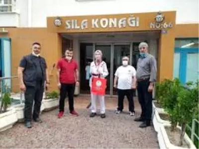 Online Taekwondo Poomse Müsabakalarında dereceye giren sporculara ödüllere evlerinde verildi Online Taekwondo Poomse Müsabakalarında dereceye giren sporculara ödüllere evlerinde verildi