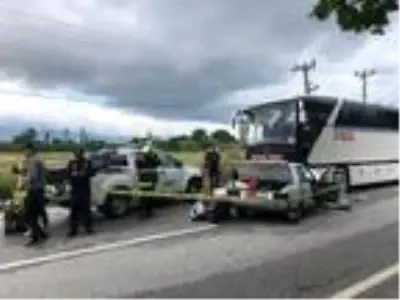 Otobüsle kafa kafaya çarpışan otomobildeki kadın öldü, eşi ağır yaralı Otobüsle kafa kafaya çarpışan otomobildeki kadın öldü, eşi ağır yaralı