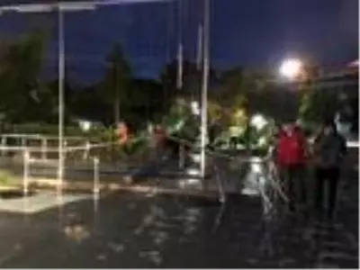 Park halindeki iki otomobile çarptıktan sonra parka girdi: 1 yaralı