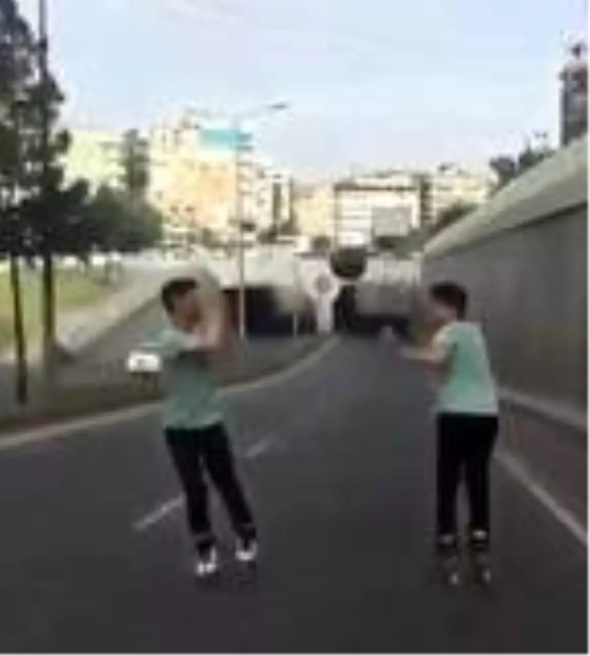 Patenli gençlerin yolda karpuzla tehlikeli hareketleri