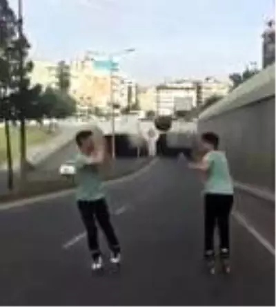 Patenli gençlerin yolda karpuzla tehlikeli hareketleri Patenli gençlerin yolda karpuzla tehlikeli hareketleri