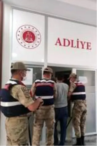 Sahte kimlikle bayramlaşmaya gittiği evde yakalandı Sahte kimlikle bayramlaşmaya gittiği evde yakalandı