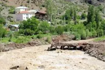 Sel gitti izleri kaldı Sel gitti izleri kaldı