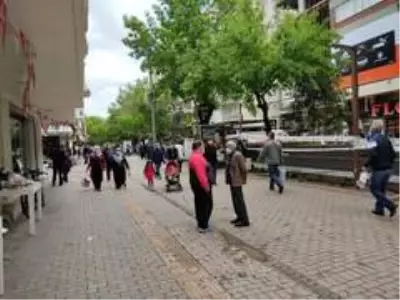 Sokağa çıkma iznine soğuk ve yağmur engeli Sokağa çıkma iznine soğuk ve yağmur engeli
