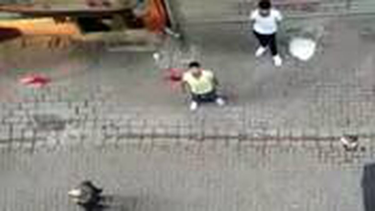 Sokağa çıkma yasağını ihlal eden 2 kişi, evinin balkonunda görüntü çeken vatandaşa tehditler savurdu