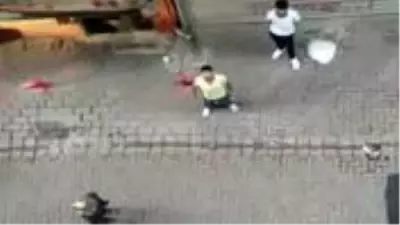 Sokağa çıkma yasağını ihlal eden 2 kişi, evinin balkonunda görüntü çeken vatandaşa tehditler savurdu Sokağa çıkma yasağını ihlal eden 2 kişi, evinin balkonunda görüntü çeken vatandaşa tehditler savurdu