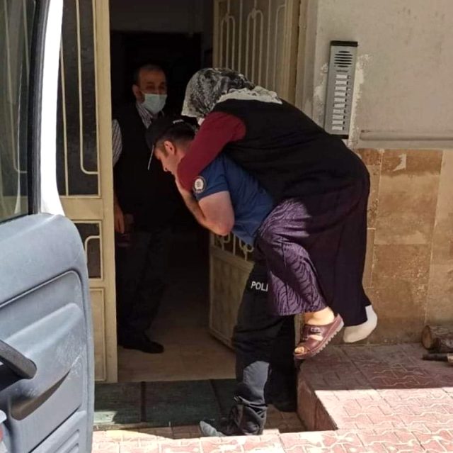 Süleyman Soylu, ayağı kırılan yaşlı kadını sırtında taşıyan polisin fotoğrafını paylaştı