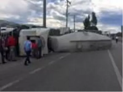 Tokat'ta çimento yüklü TIR devrildi, 1 yaralı Tokat'ta çimento yüklü TIR devrildi, 1 yaralı