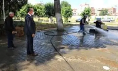 Turgutlu Belediyesi cami ve okul bahçelerini dezenfekte ediyor