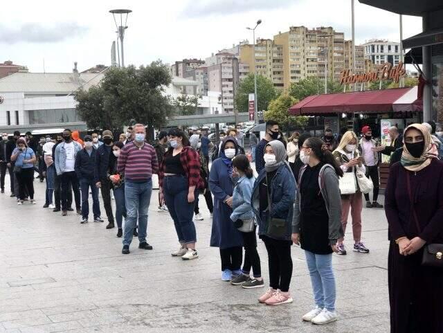 Vatandaşlar şiddetli yağmura rağmen AVM önünde kuyruğa girdi Vatandaşlar şiddetli yağmura rağmen AVM önünde kuyruğa girdi
