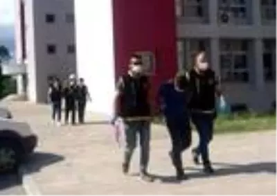 Yüzlerini maskeyle gizleyip, 2 traktör ve 1 ton zirai ilaç çaldılar Yüzlerini maskeyle gizleyip, 2 traktör ve 1 ton zirai ilaç çaldılar