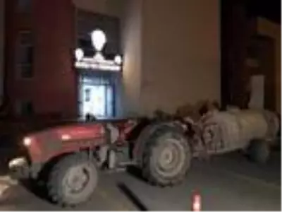 Yüzlerini maskeyle gizleyip, 2 traktör ve 1 ton zirai ilaç çaldılar Yüzlerini maskeyle gizleyip, 2 traktör ve 1 ton zirai ilaç çaldılar
