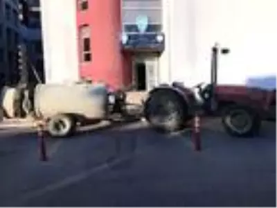 Yüzlerini maskeyle gizleyip, 2 traktör ve 1 ton zirai ilaç çaldılar Yüzlerini maskeyle gizleyip, 2 traktör ve 1 ton zirai ilaç çaldılar
