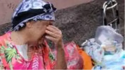 7 çocuğu olan yaşlı kadın, hastaneden çıktığı gün eşyalarıyla birlikte sokağa atıldı 7 çocuğu olan yaşlı kadın, hastaneden çıktığı gün eşyalarıyla birlikte sokağa atıldı