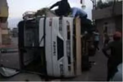 Adana'da 2 midibüs çarpıştı: 12 tarım işçisi yaralandı