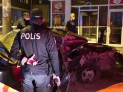 Ağaca çarpan otomobil hurdaya döndü: 1 ölü, 2 yaralı