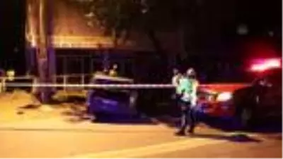 Ağaca çarpan otomobildeki 1 kişi öldü, 2 kişi yaralandı Ağaca çarpan otomobildeki 1 kişi öldü, 2 kişi yaralandı
