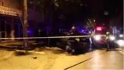 Ağaca çarpan otomobildeki 1 kişi öldü, 2 kişi yaralandı Ağaca çarpan otomobildeki 1 kişi öldü, 2 kişi yaralandı