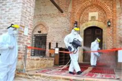 Alanya'da ibadet alanları dezenfekte edildi Alanya'da ibadet alanları dezenfekte edildi