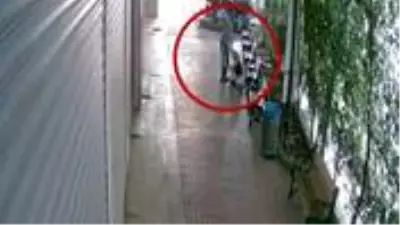 Banka müdürü kadın, sokak ortasında saldırıya uğradı! Dehşete düşüren anlar kamerada Banka müdürü kadın, sokak ortasında saldırıya uğradı! Dehşete düşüren anlar kamerada